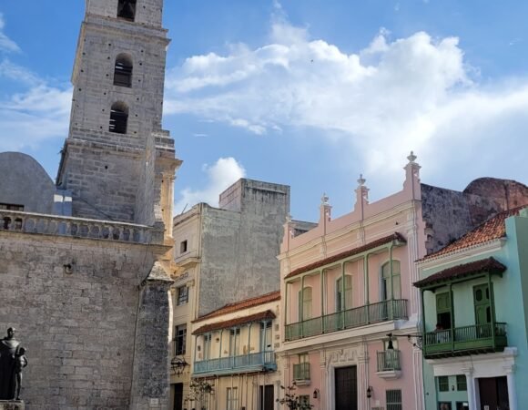 La Habana Vieja: Dos joyas emblemáticas, la Plaza de San Francisco y la Plaza Vieja